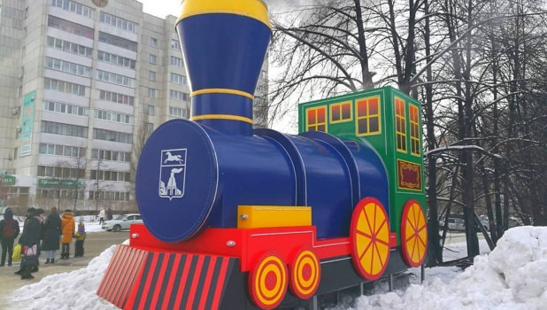 Арт-объект паровоз в центре Барнаула