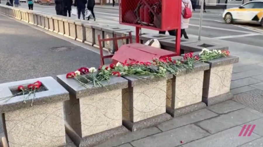 Москвичи принесли цветы  к месту, где были застрелены ни в чем не виновные люди. 