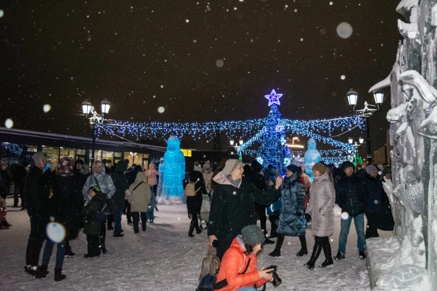 Население Барнаул 2019. Барнаульский Арбат зима 2023. Население Барнаула 2012.