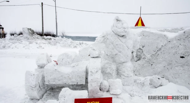 Вандалы разломали снежный городок. Камень-на-Оби.