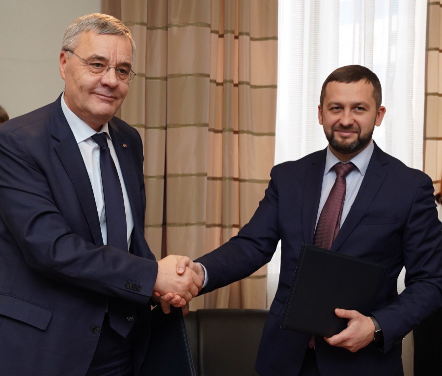 Геннадий Алексеев (слева) и Андрей Шишковский (справа) завизировали соглашение о сотрудничестве между СДС и МегаФоном.