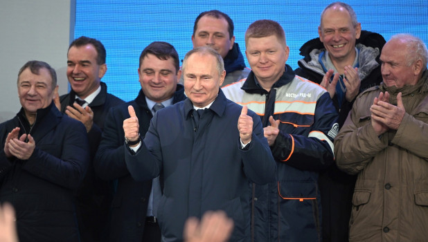 Владимир Путин на открытии железнодорожного сообщения на Крымском мосту.