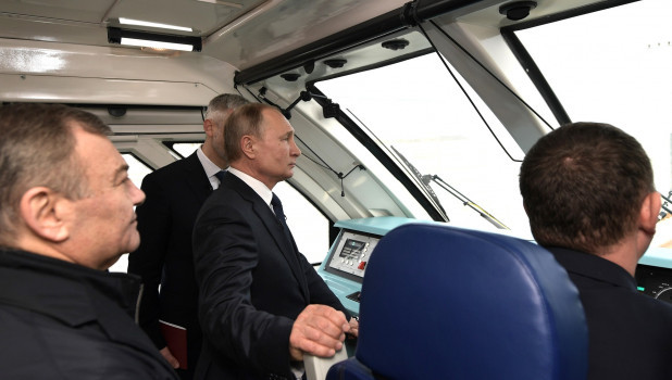 Владимир Путин в кабине машиниста поезда на Крымском мосту.
