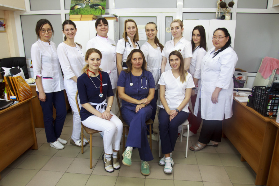 Заведующая ревматологическим отделением краевой клинической больницы Наталья Зяблова с коллективом