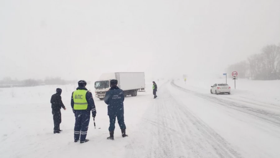 Перекрытие дорог, метель.