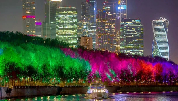 Подсветка деревьев в Москве. Новый год.