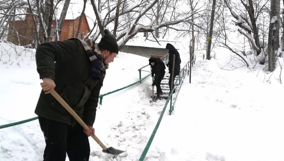 Волонтеры на уборке снега.