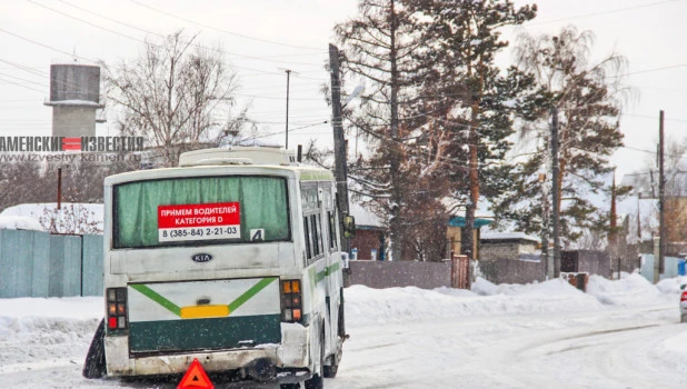 У автобуса оторвало колесо.