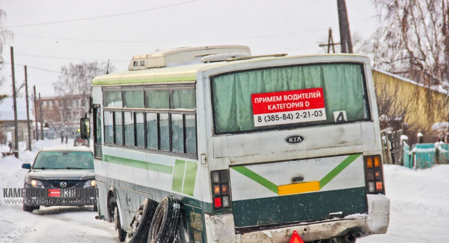 У автобуса оторвало колесо.