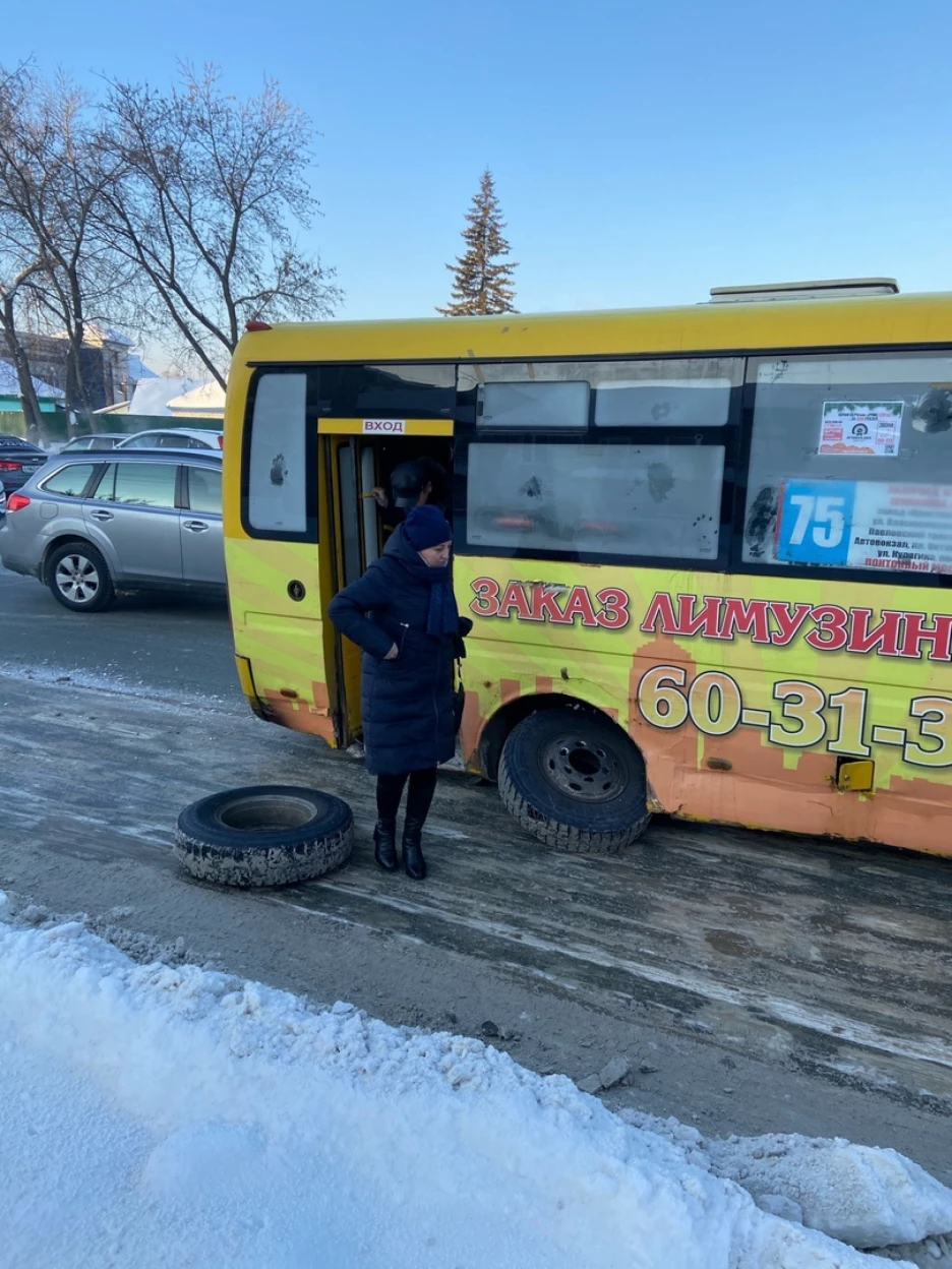 В Барнауле маршрутка потеряла в пути колеса