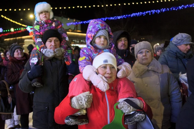 28 декабря в Барнауле на площади Сахарова открылась краевая новогодняя елка.