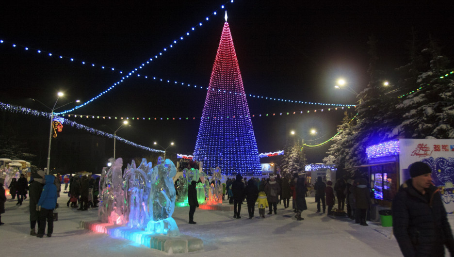 В Барнауле на площади Сахарова демонтируют снежный городок и елку