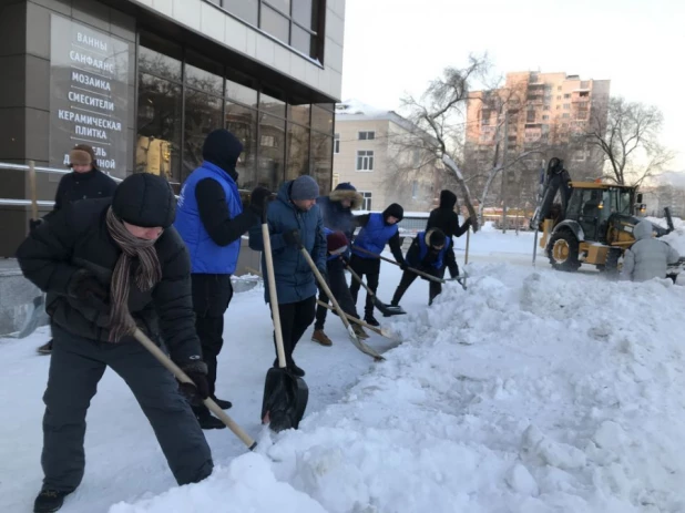 Барнаульцы выходят чистить снег в помощь городу