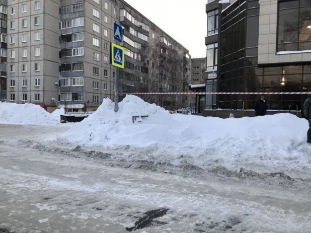 Барнаульцы выходят чистить снег в помощь городу