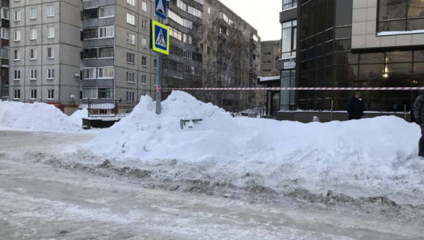 Барнаульцы выходят чистить снег в помощь городу