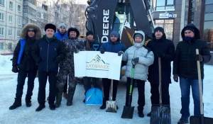 Барнаульцы выходят чистить снег в помощь городу