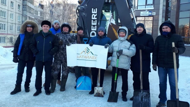 Барнаульцы выходят чистить снег в помощь городу