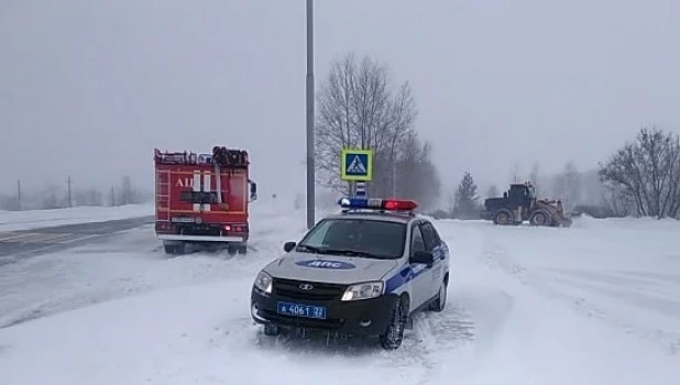 Перекрытие дороги, снегопад.