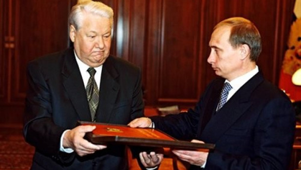Борис Ельцин передал президентский экземпляр Конституции РФ Владимиру Путину, 31 декабря 1999.