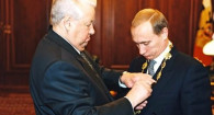 Борис Ельцин передал Владимиру Путину президентский знак.
