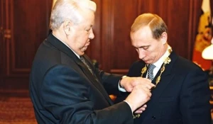 Борис Ельцин передал Владимиру Путину президентский знак.