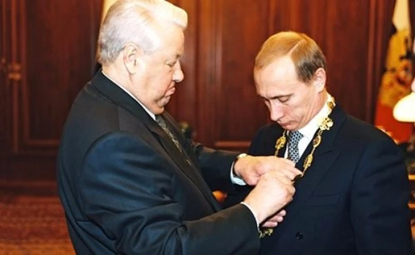 Факт: У Бориса Ельцина не было двух пальцев и фаланги третьего на левой руке. | Пикабу