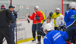 Хоккеисты "Динамо-Алтай" на первой тренировке после Нового года.