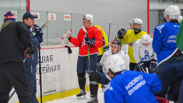 Хоккеисты "Динамо-Алтай" на первой тренировке после Нового года.