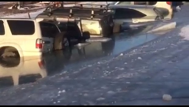 Во Владивостоке под лед ушли 30 автомобилей