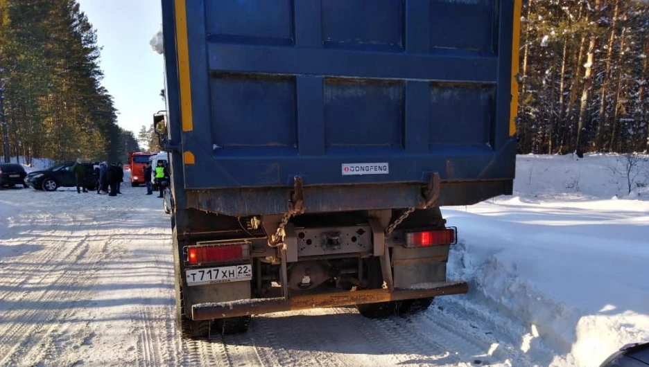 Грузовики свозят снег в Борзовую заимку