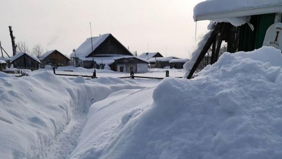 Снег в алтайском селе. Много снега. 