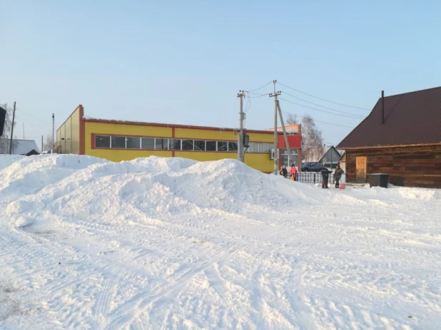 Снег в алтайском селе. Много снега. 