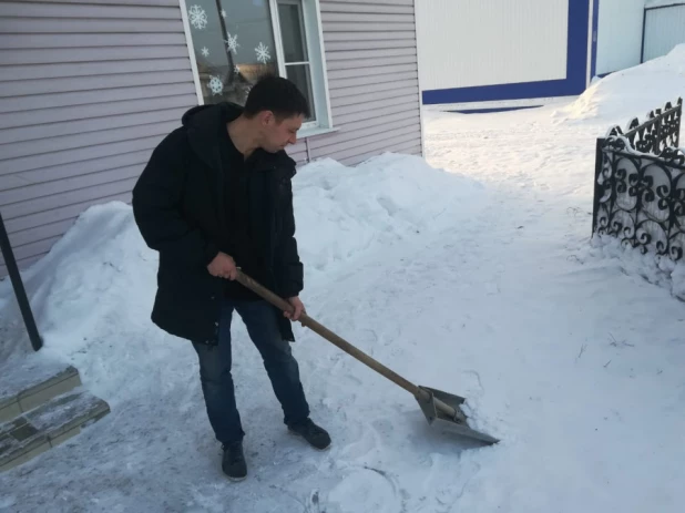 Снег в алтайском селе. Много снега. 