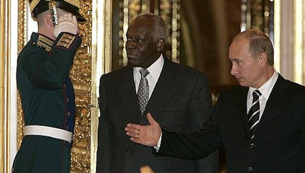 Владимир Путин с отцом самой богатой жительницы Африки, 2006.