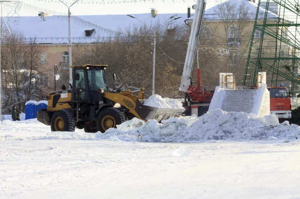 На площади Сахарова разбирают новогодний городок 14 января 2020