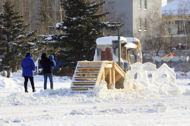 На площади Сахарова разбирают новогодний городок 14 января 2020