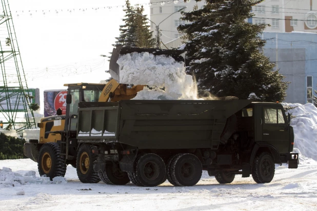 На площади Сахарова разбирают новогодний городок 14 января 2020