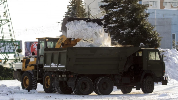 На площади Сахарова разбирают новогодний городок 14 января 2020