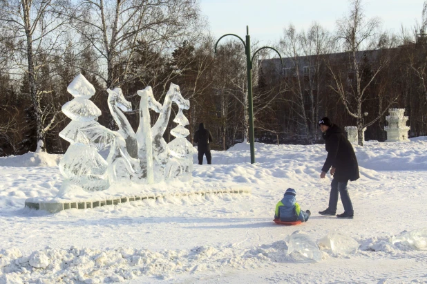 На площади Сахарова разбирают новогодний городок 14 января 2020