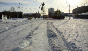 На площади Сахарова разбирают новогодний городок 14 января 2020