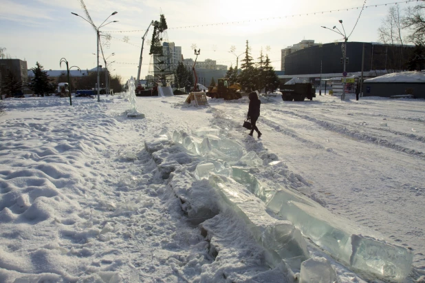 На площади Сахарова разбирают новогодний городок 14 января 2020