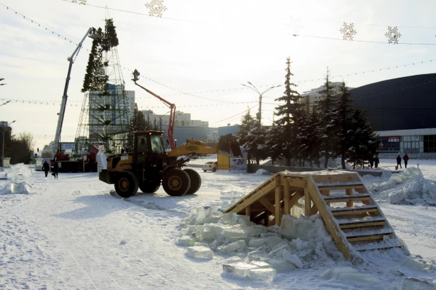 На площади Сахарова разбирают новогодний городок 14 января 2020