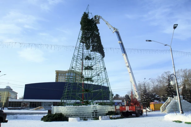 На площади Сахарова разбирают новогодний городок 14 января 2020