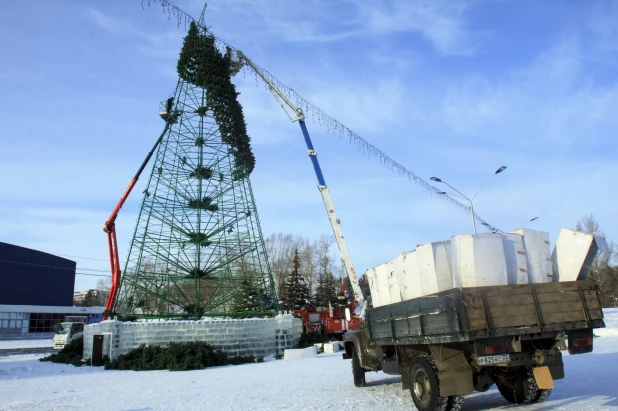 На площади Сахарова разбирают новогодний городок 14 января 2020