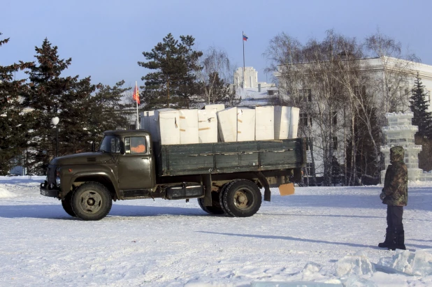 На площади Сахарова разбирают новогодний городок 14 января 2020