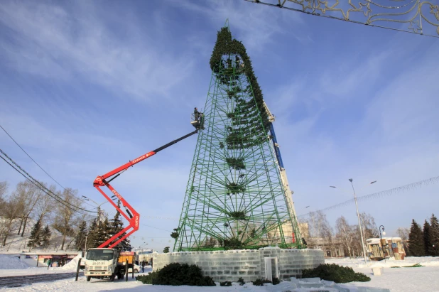 На площади Сахарова разбирают новогодний городок 14 января 2020