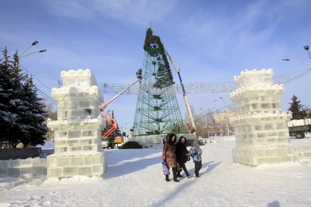 На площади Сахарова разбирают новогодний городок 14 января 2020