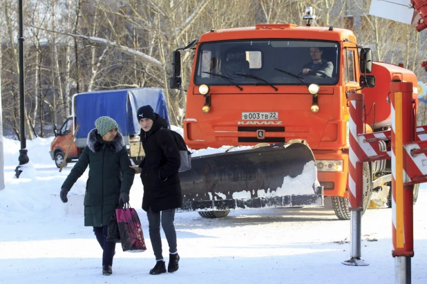 На площади Сахарова разбирают новогодний городок 14 января 2020