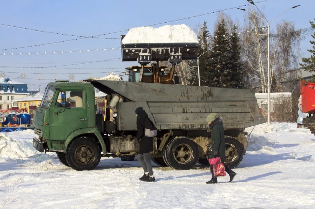 На площади Сахарова разбирают новогодний городок 14 января 2020