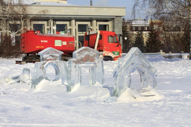 На площади Сахарова разбирают новогодний городок 14 января 2020